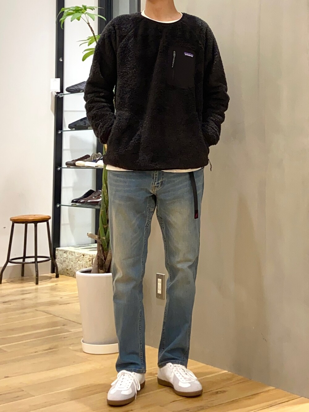 ブルー系のその他パンツ、ホワイト系のスニーカー、ブルー系のその他を着用したメンズの冬コーディネートの3枚目の写真