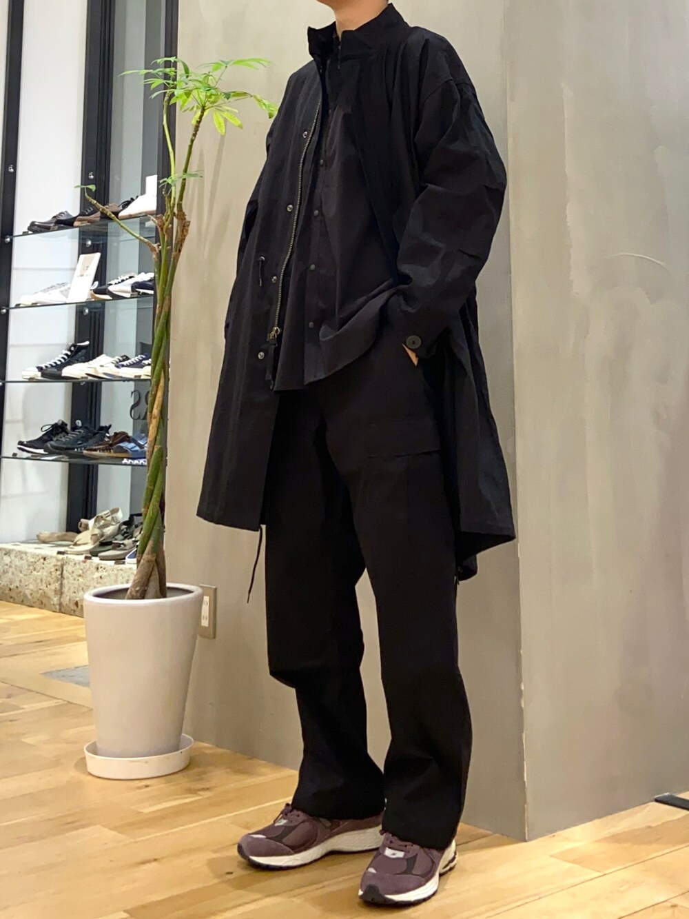 ブラック系のモッズコート、ブラック系のシャツ/ブラウス、ブラック系のその他パンツを着用したメンズの秋コーディネートの2枚目の写真