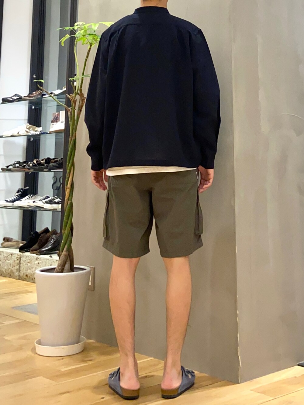 ブルー系のブルゾン、ホワイト系のTシャツ/カットソー、グリーン系のその他パンツを着用したメンズの秋コーディネートの3枚目の写真