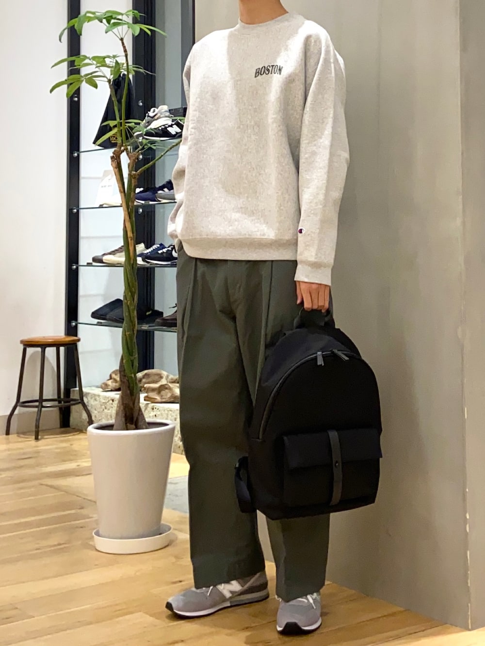 グレー系のスウェット、グリーン系のその他パンツ、グレー系のその他を着用したメンズの秋コーディネートの2枚目の写真