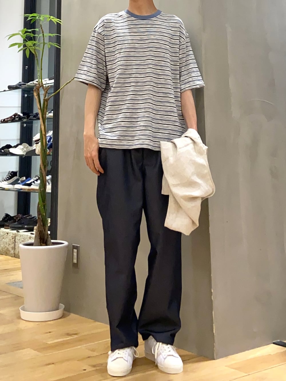 ホワイト系のベスト、ブルー系のTシャツ/カットソー、ブルー系のその他パンツを着用したメンズの春コーディネートの2枚目の写真