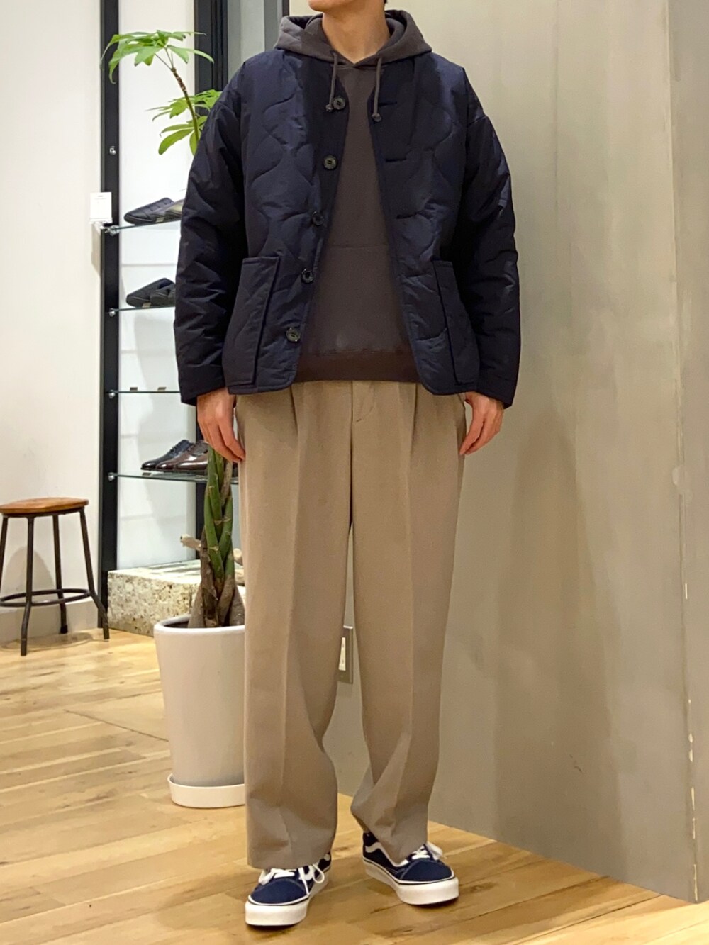 ブルー系のブルゾン、グレー系のパーカー、ベージュ系のその他パンツを着用したメンズの冬コーディネートの3枚目の写真