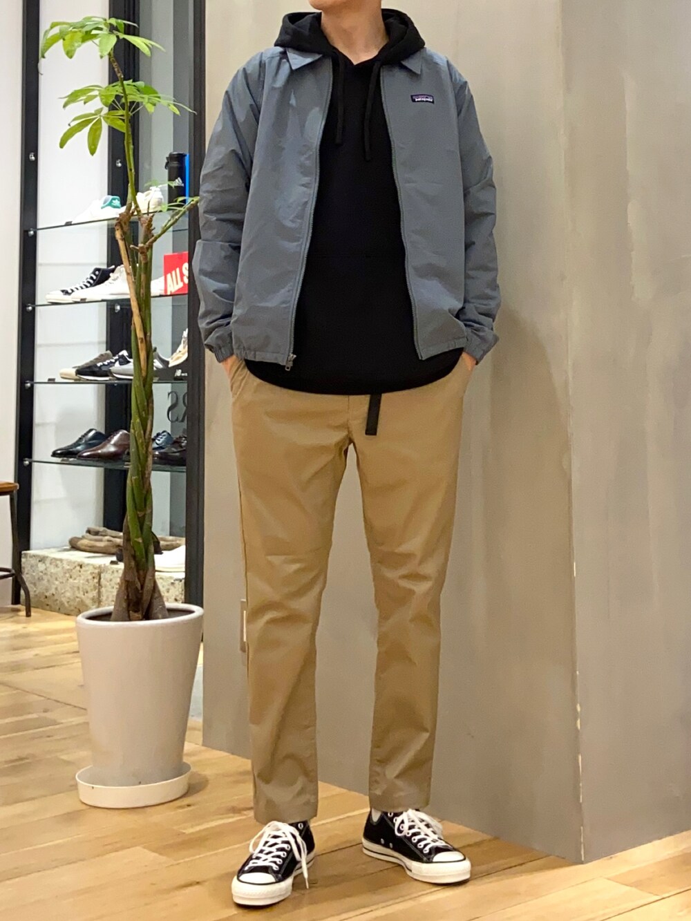 ベージュ系のその他パンツ、その他のその他、ブラック系のその他を着用したメンズの春コーディネートの4枚目の写真