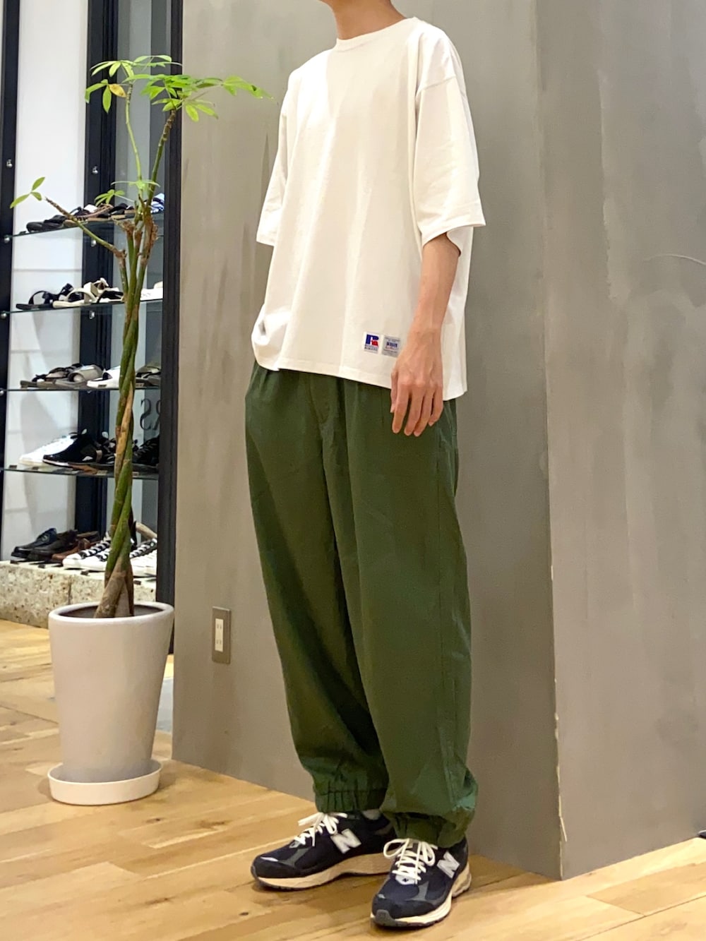 ホワイト系のTシャツ/カットソー、グリーン系のその他パンツを着用したメンズの夏コーディネートの2枚目の写真