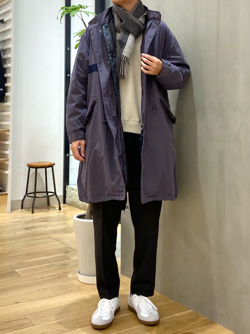 グレー系のモッズコート、ベージュ系のTシャツ/カットソー、グレー系のその他パンツを着用したメンズの冬コーディネートの3枚目の写真