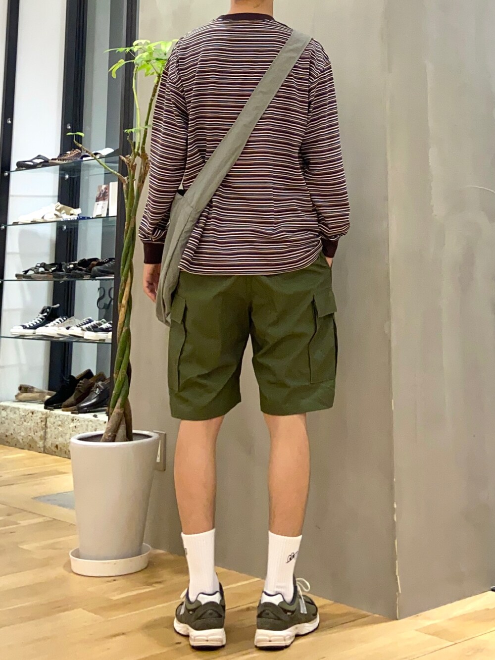 ブラウン系のTシャツ/カットソー、グレー系のショルダーバッグ、グリーン系のその他パンツを着用したメンズの夏コーディネートの3枚目の写真