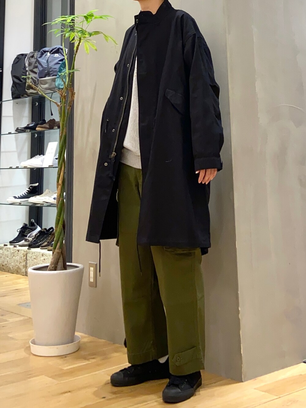 ブラック系のモッズコート、グレー系のスウェット、グリーン系のその他パンツを着用したメンズの秋コーディネートの3枚目の写真