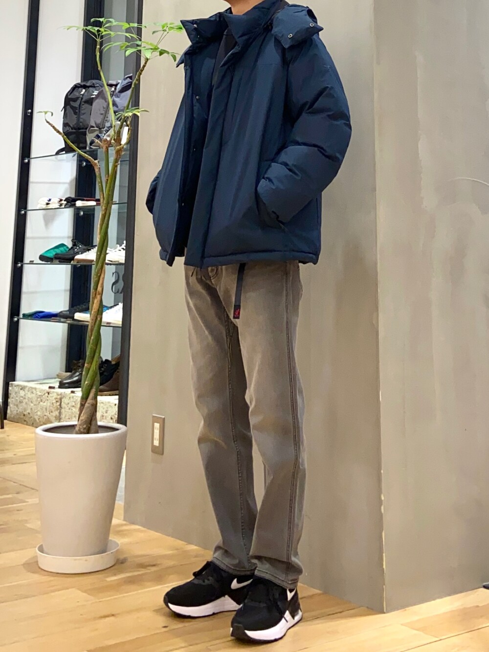 ブルー系のダウンジャケット/コート、ブラック系のTシャツ/カットソー、ブラック系のその他パンツを着用したメンズの冬コーディネートの3枚目の写真