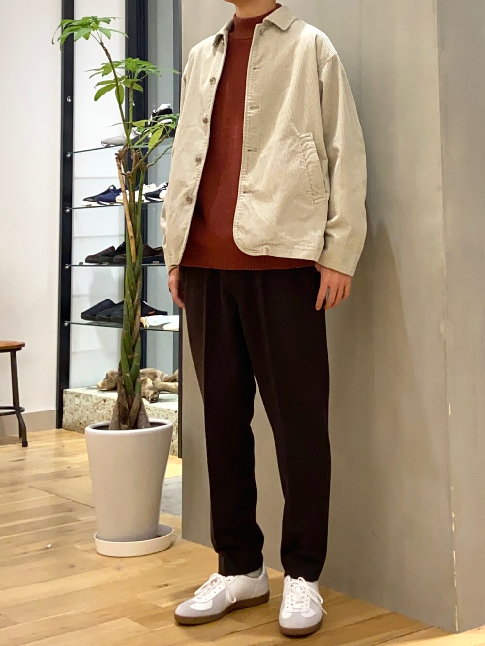 ホワイト系のカバーオール、レッド系のニット/セーター、ブラウン系のその他パンツを着用したメンズの冬コーディネートの4枚目の写真