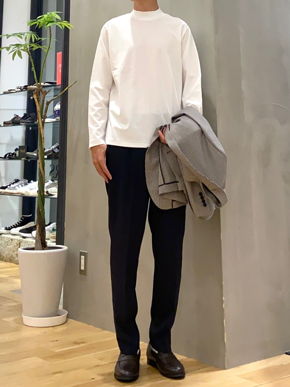 ブラウン系のその他アウター、ホワイト系のTシャツ/カットソー、ブルー系のスーツパンツを着用したメンズの夏コーディネートの2枚目の写真