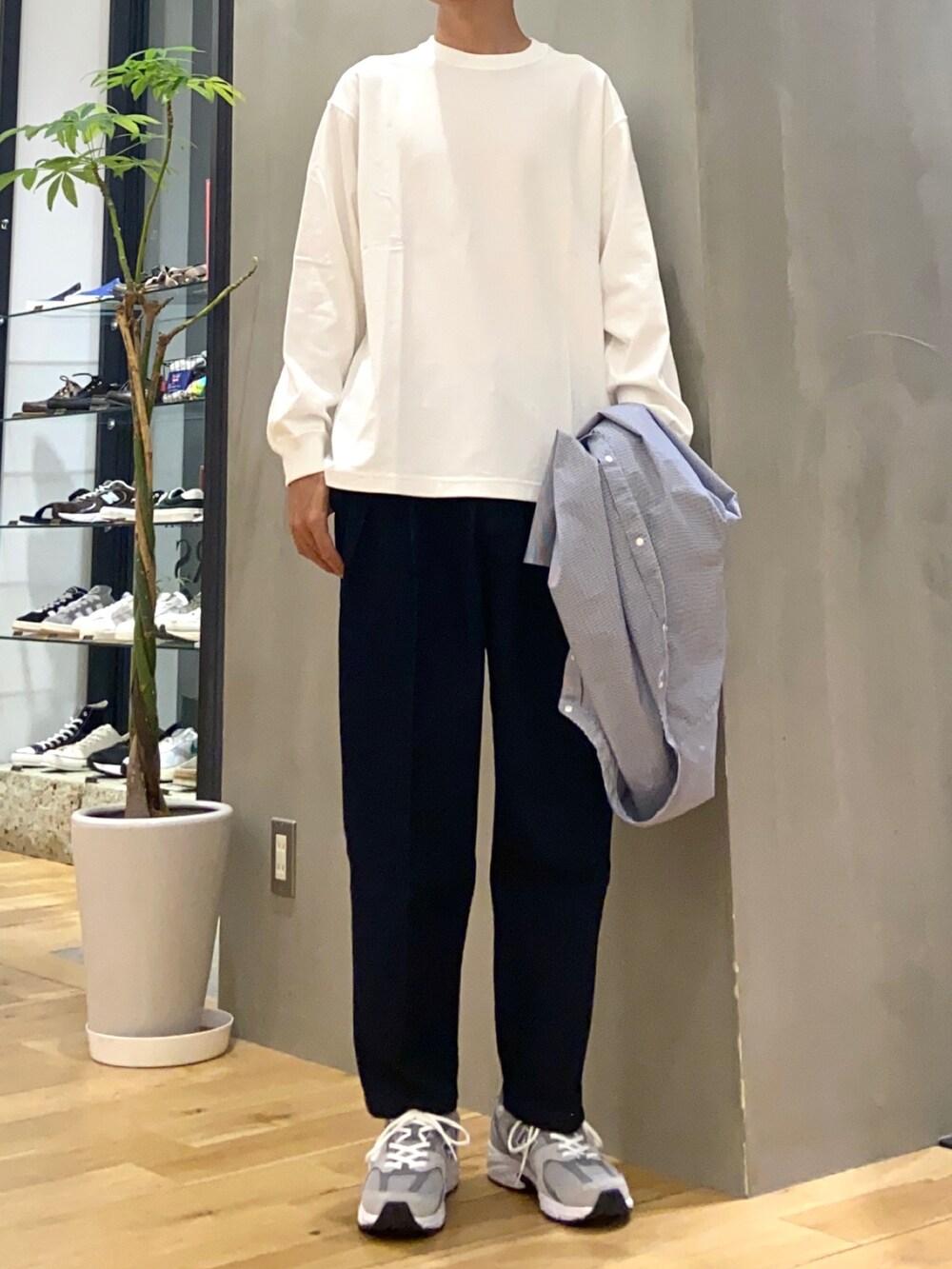 その他のシャツ/ブラウス、ホワイト系のTシャツ/カットソー、ブルー系のその他パンツを着用したメンズの夏コーディネートの2枚目の写真