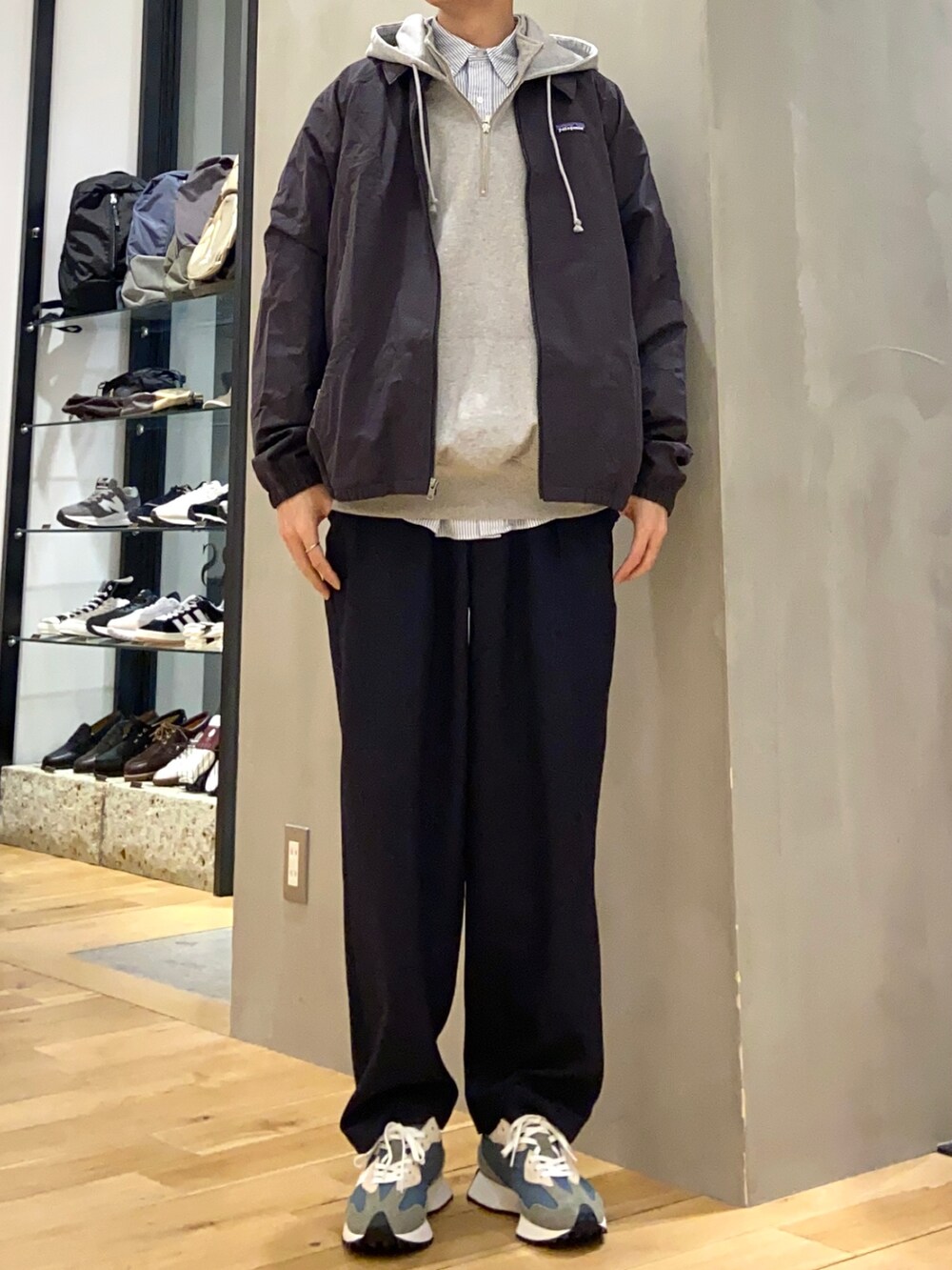 グレー系のパーカー、その他のシャツ/ブラウス、ブルー系のその他パンツを着用したメンズの春コーディネートの2枚目の写真