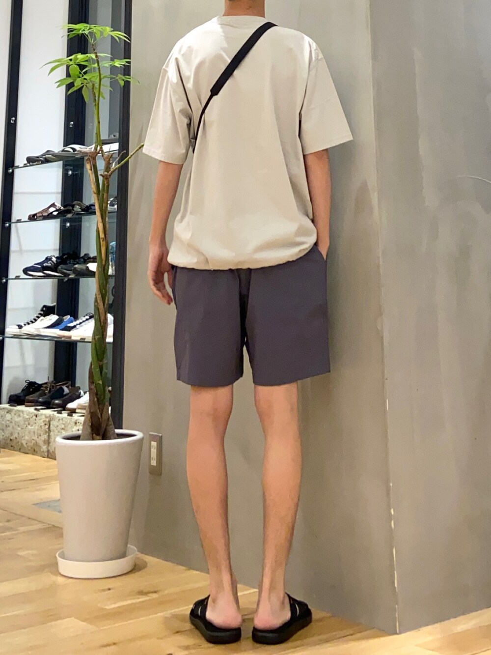 グレー系のTシャツ/カットソー、グレー系のその他パンツ、ブラック系のサンダルを着用したメンズの春コーディネートの3枚目の写真