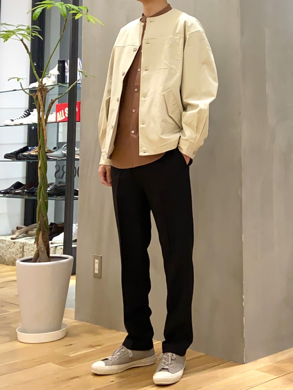 ベージュ系のブルゾン、ブラウン系のシャツ/ブラウス、グレー系のスニーカーを着用したメンズの春コーディネートの5枚目の写真