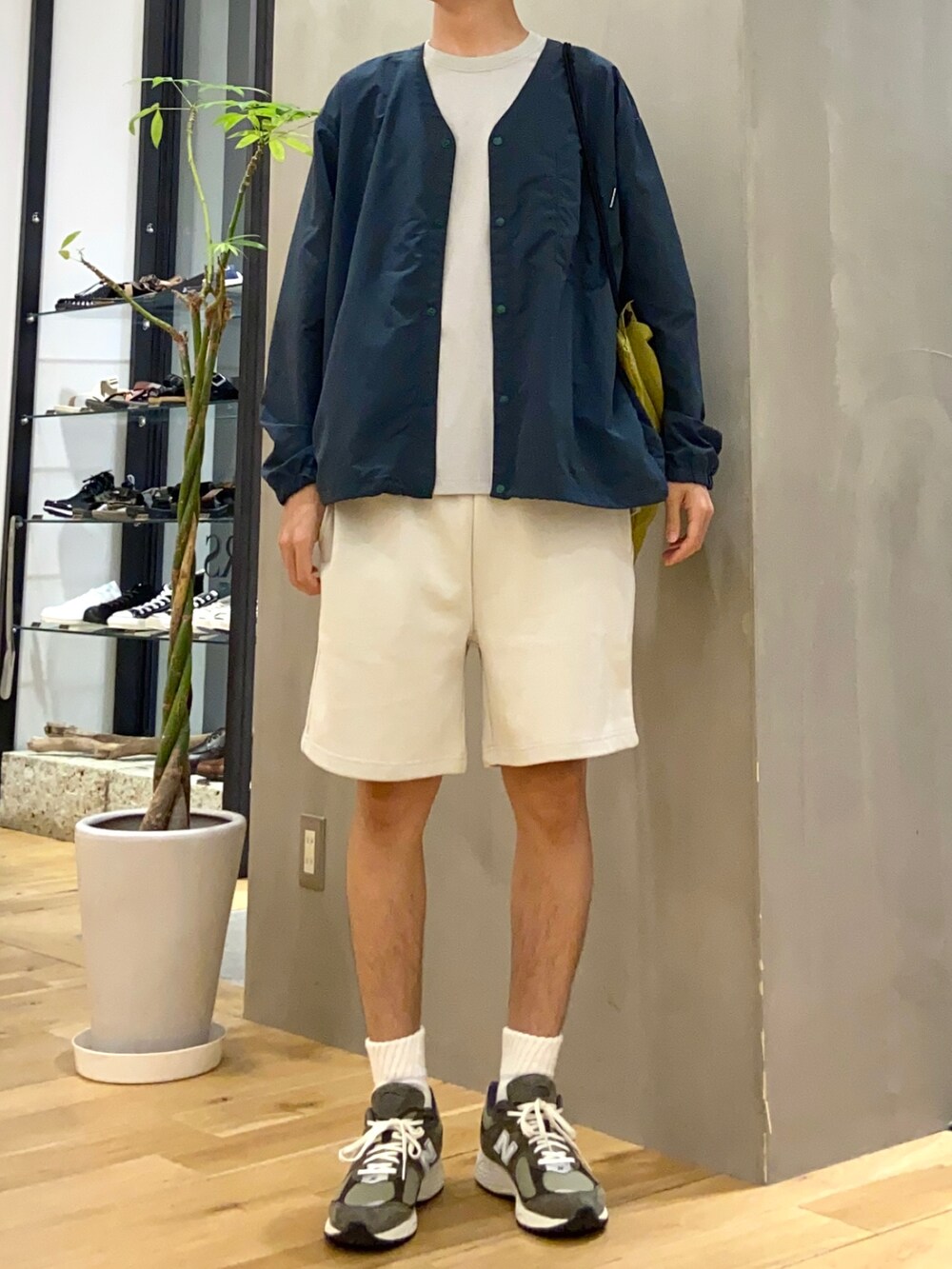 グリーン系のブルゾン、グレー系のTシャツ/カットソー、ホワイト系のその他パンツを着用したメンズの秋コーディネートの4枚目の写真