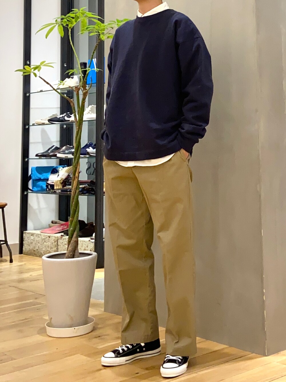 グレー系のスウェット、ホワイト系のシャツ/ブラウス、ベージュ系のその他パンツを着用したメンズの冬コーディネートの4枚目の写真