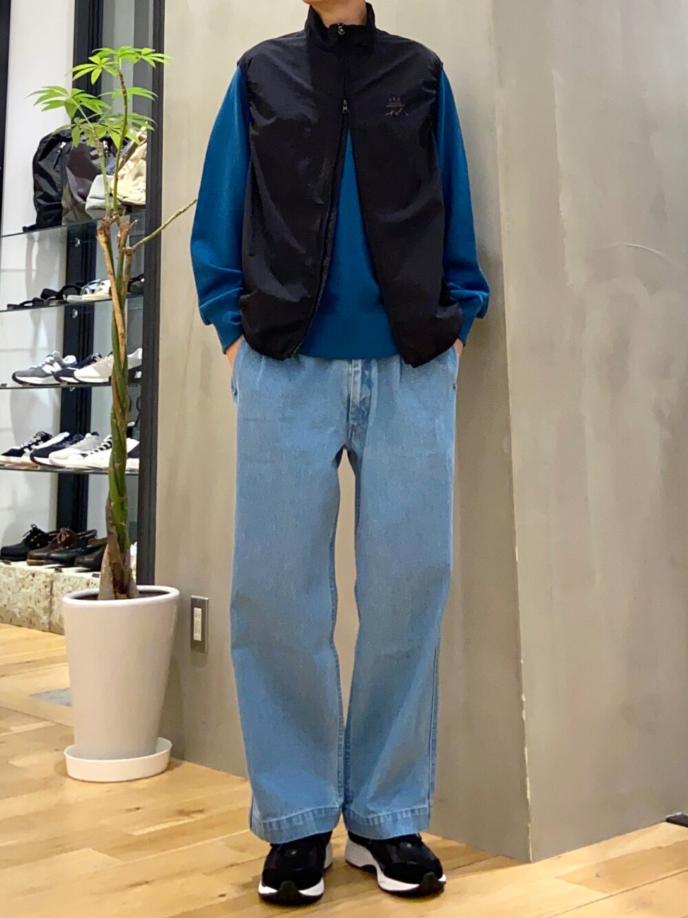 ブルー系のその他アウター、ブルー系のスウェット、ブルー系のデニムパンツを着用したメンズの春コーディネートの3枚目の写真