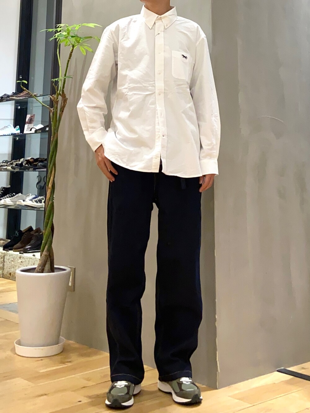 ホワイト系のシャツ/ブラウス、グレー系のTシャツ/カットソー、ブルー系のその他パンツを着用したメンズの夏コーディネートの2枚目の写真