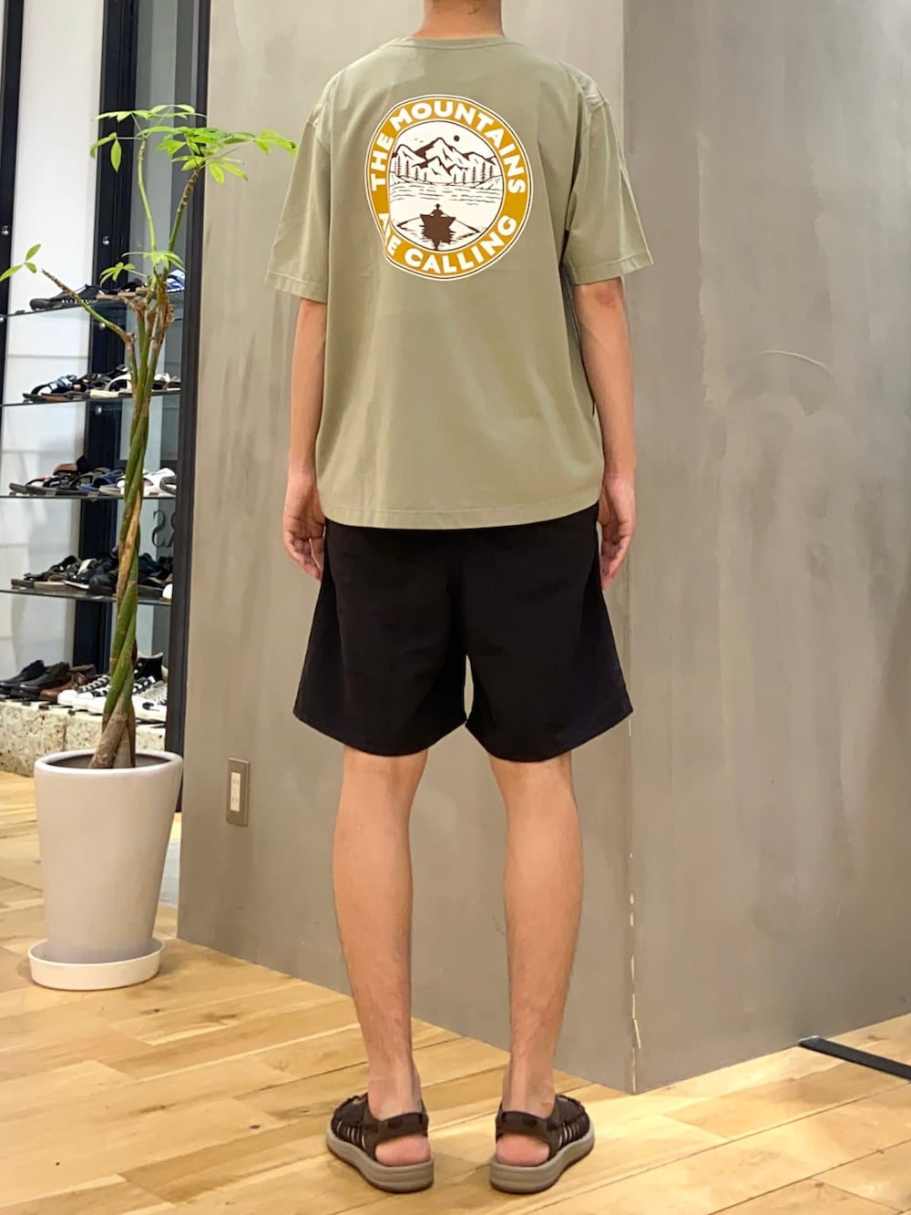 グリーン系のTシャツ/カットソー、ブルー系のその他を着用したメンズの夏コーディネートの2枚目の写真