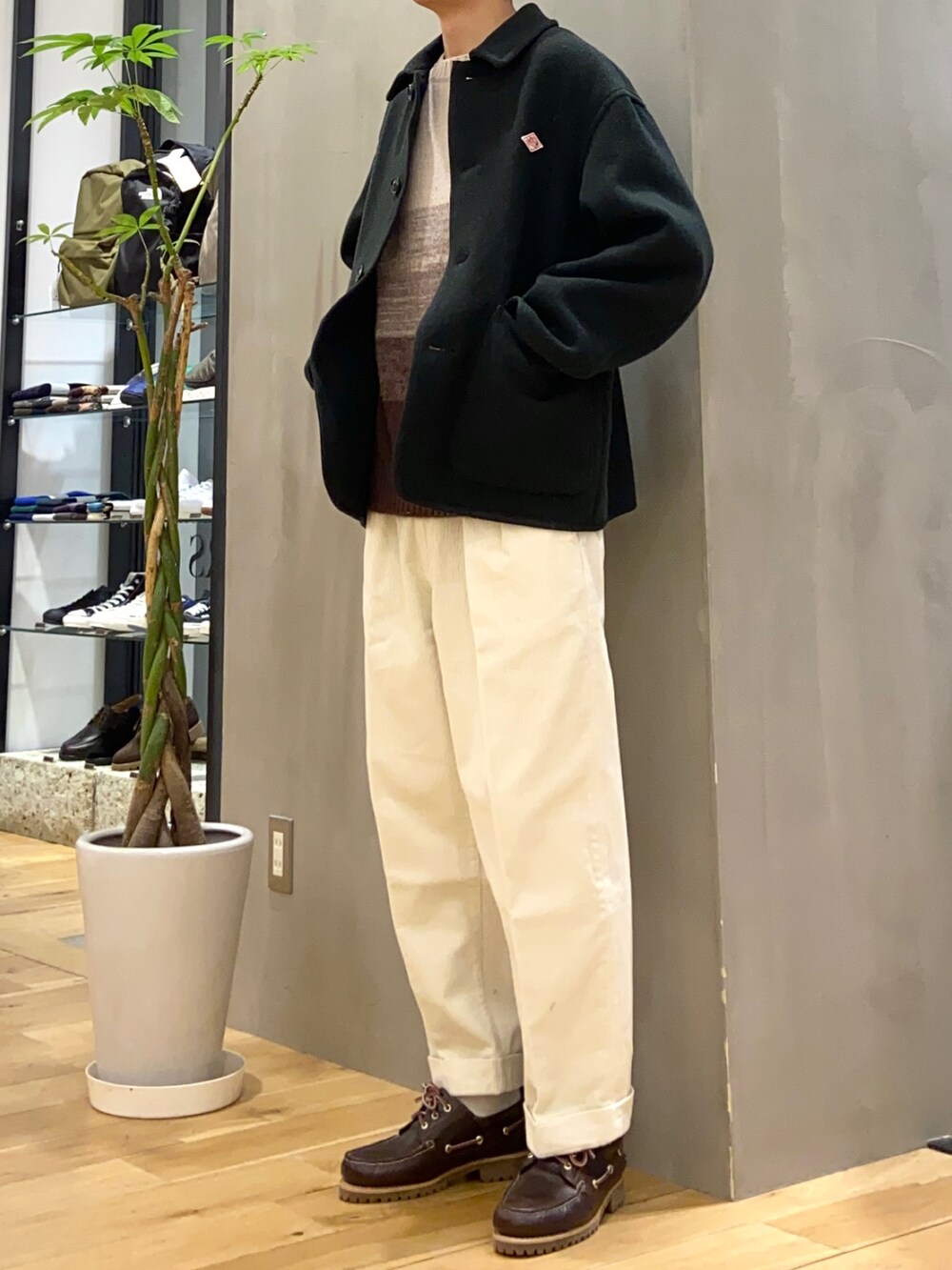 グリーン系のブルゾン、ホワイト系のニット/セーター、ホワイト系のその他パンツを着用したメンズの冬コーディネートの3枚目の写真