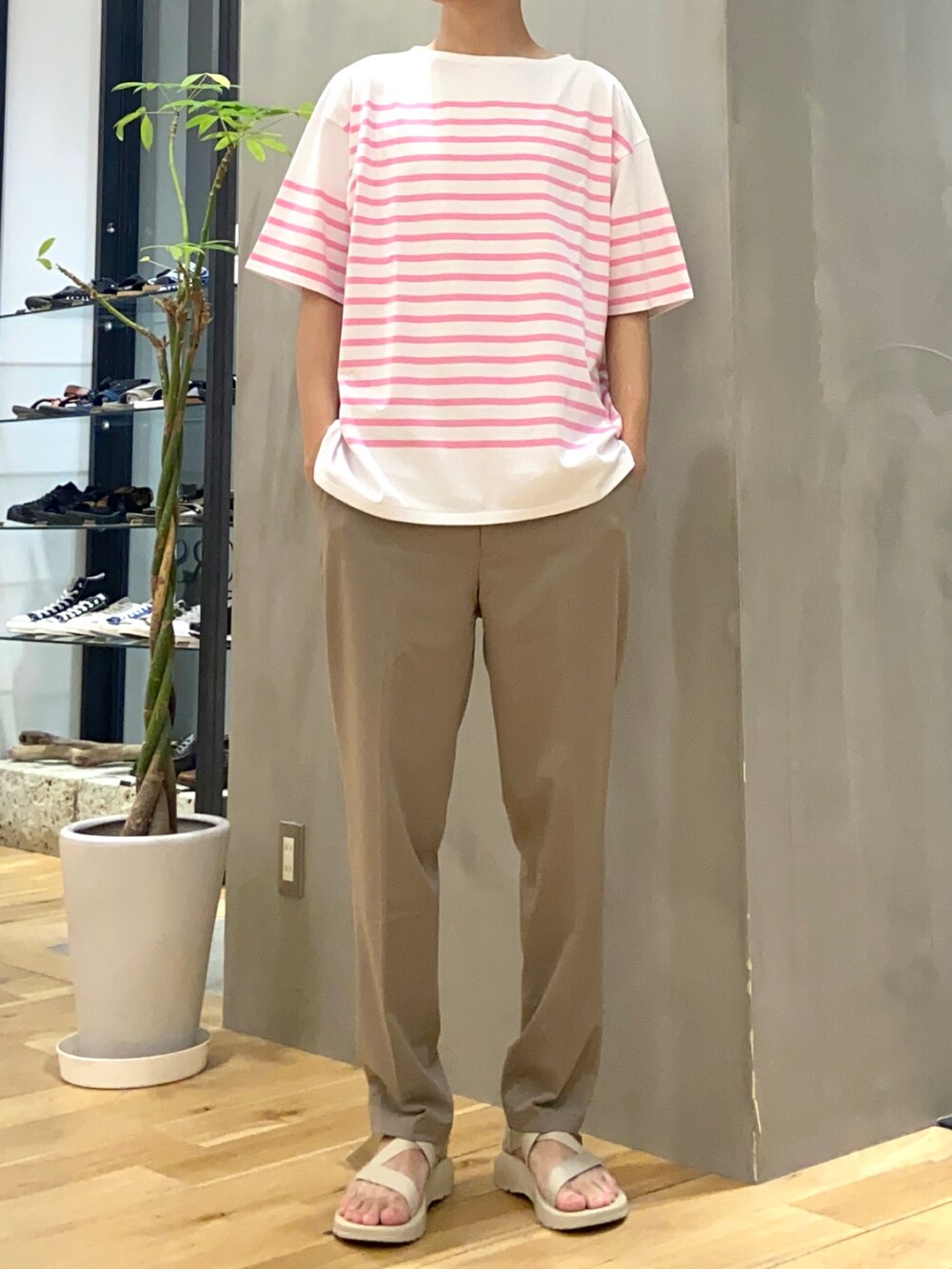 ピンク系のTシャツ/カットソー、ブラウン系のその他パンツ、ホワイト系のサンダルを着用したメンズの夏コーディネートの4枚目の写真