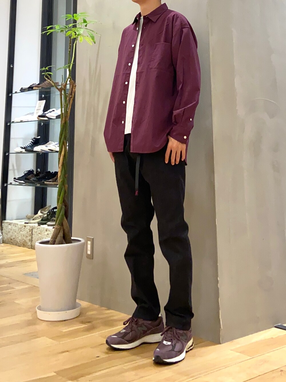 レッド系のシャツ/ブラウス、グレー系のTシャツ/カットソー、ブラック系のその他パンツを着用したメンズの秋コーディネートの2枚目の写真