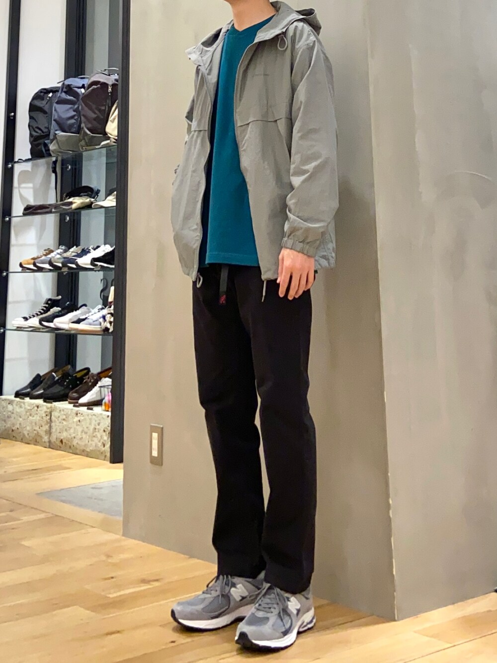 グレー系のマウンテンパーカー、グレー系のスニーカー、ブラック系のその他パンツを着用したメンズの春コーディネートの3枚目の写真