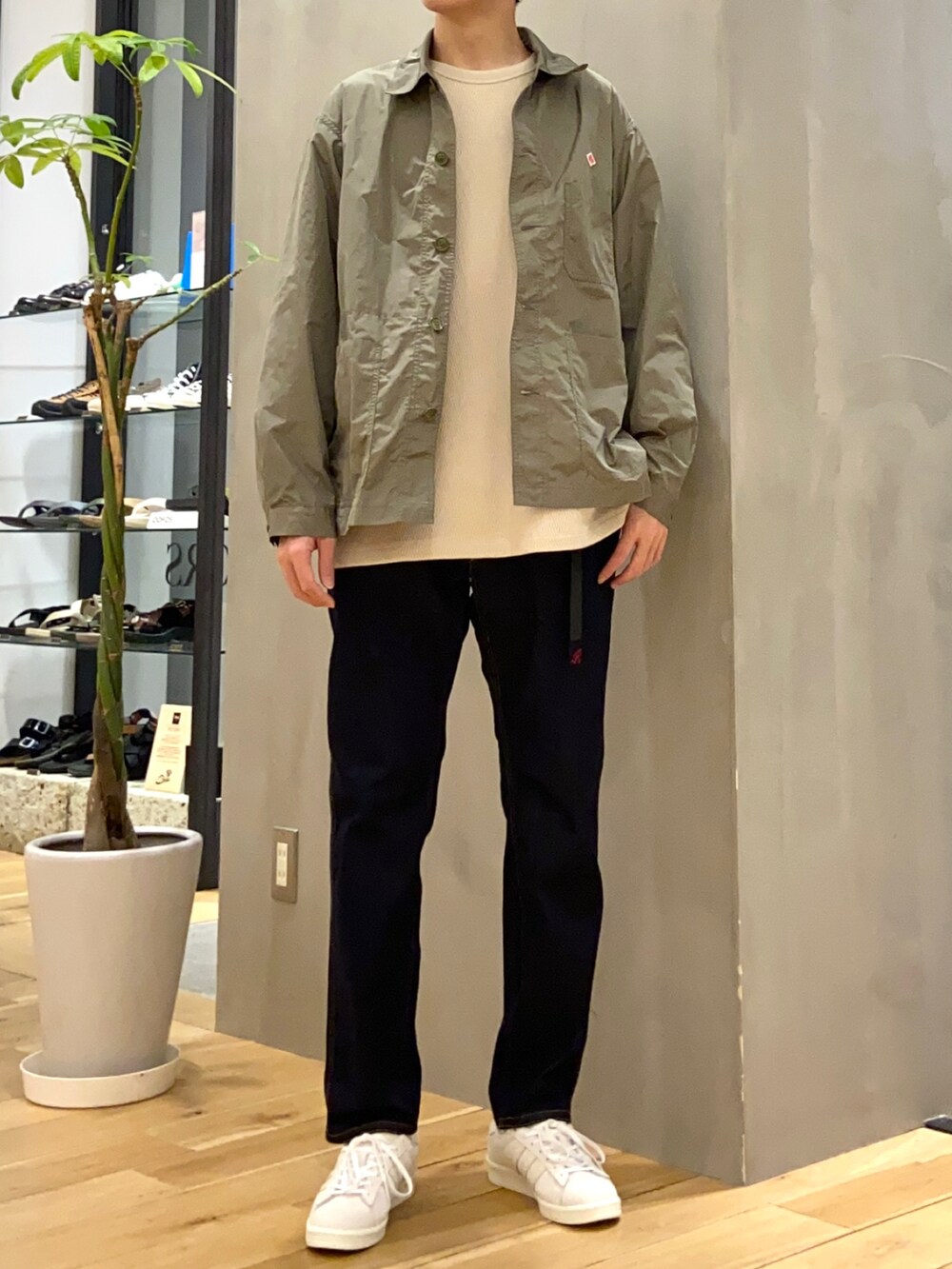 グリーン系のカバーオール、ベージュ系のTシャツ/カットソー、ブルー系のその他パンツを着用したメンズの春コーディネートの3枚目の写真