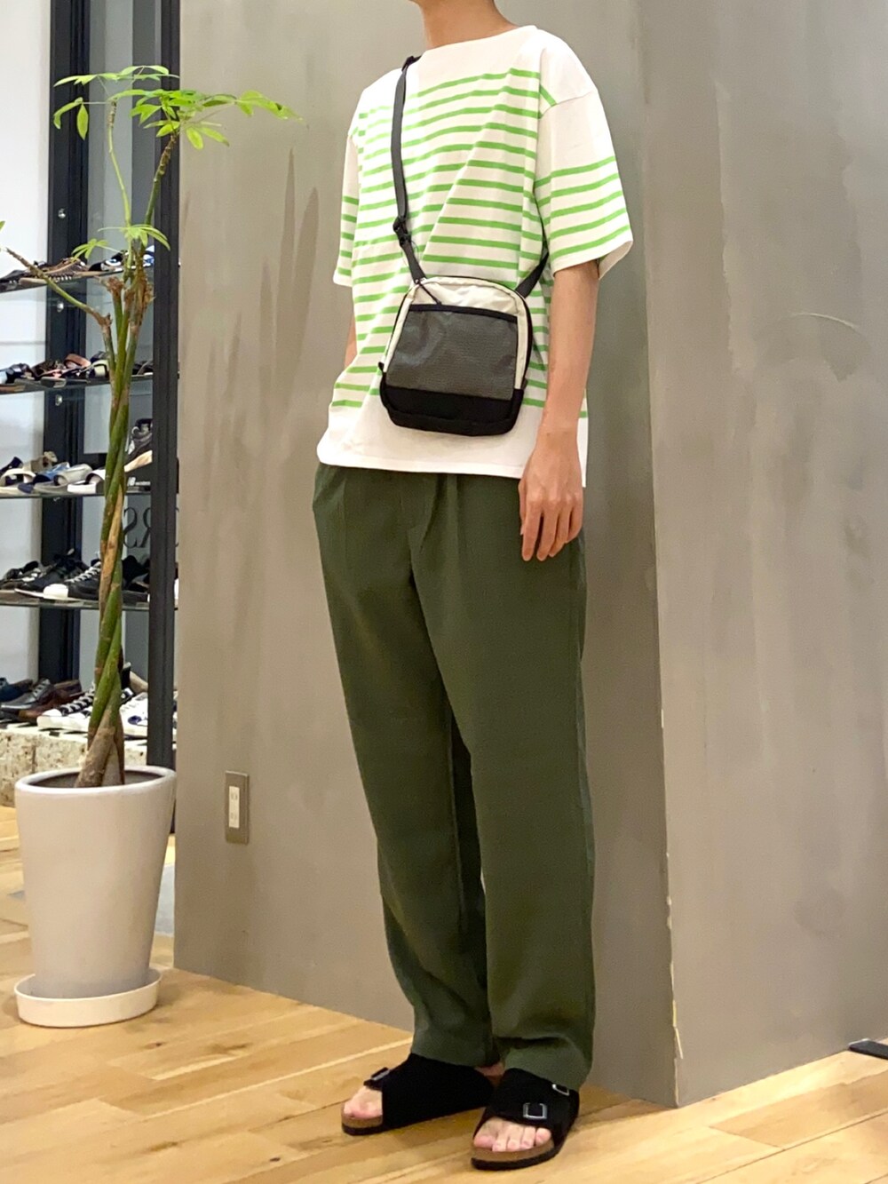 グリーン系のTシャツ/カットソー、ホワイト系のショルダーバッグ、グリーン系のその他パンツを着用したメンズの夏コーディネートの2枚目の写真