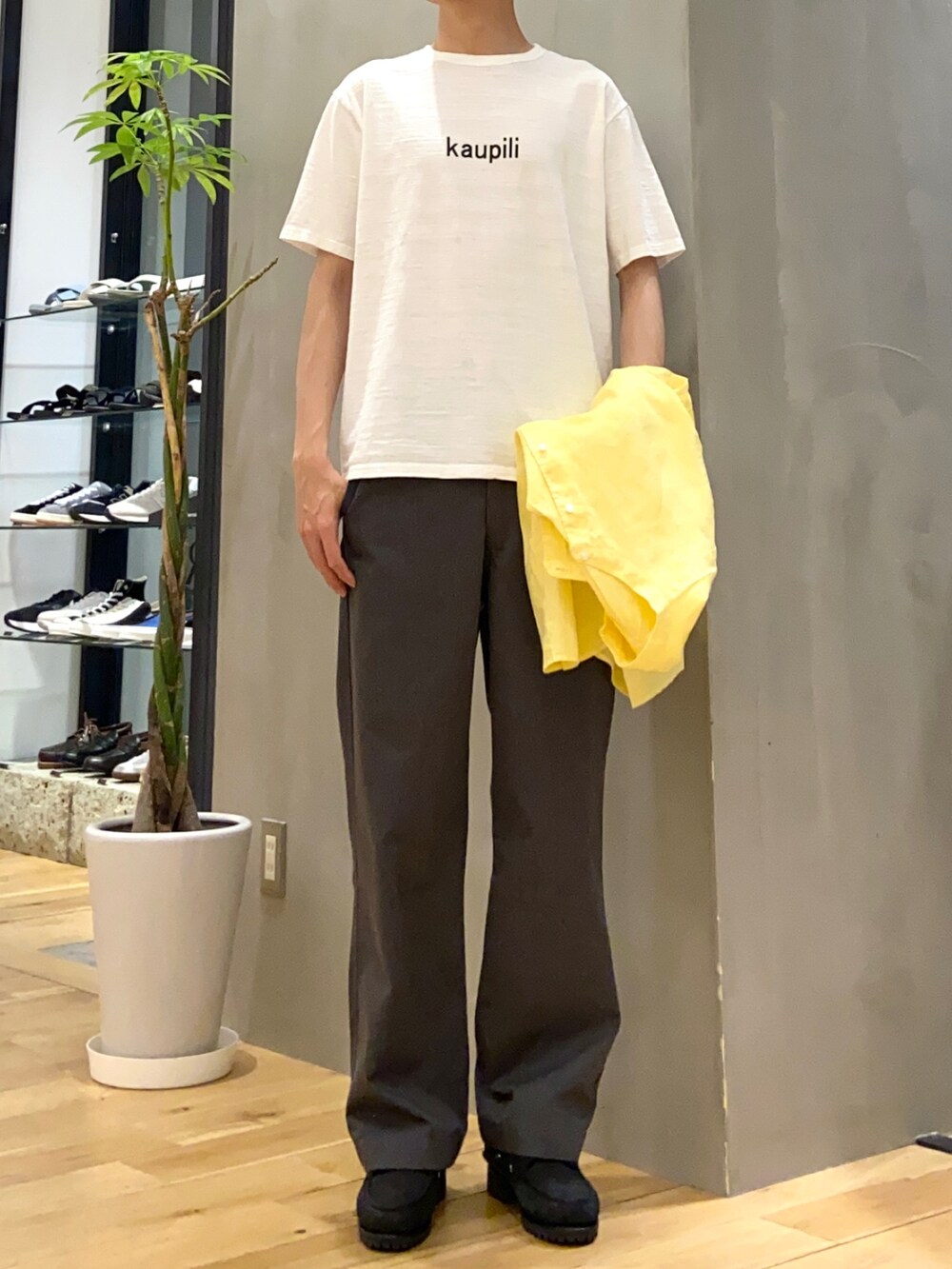 イエロー系のシャツ/ブラウス、ホワイト系のTシャツ/カットソー、グレー系のチノパンツを着用したメンズの春コーディネートの2枚目の写真