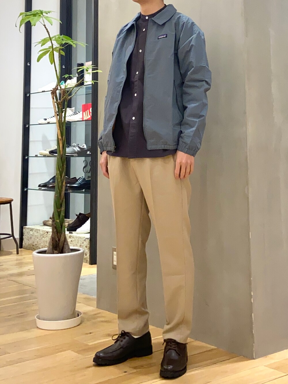 グレー系のシャツ/ブラウス、ベージュ系のその他パンツ、ブラウン系のその他シューズを着用したメンズの春コーディネートの4枚目の写真