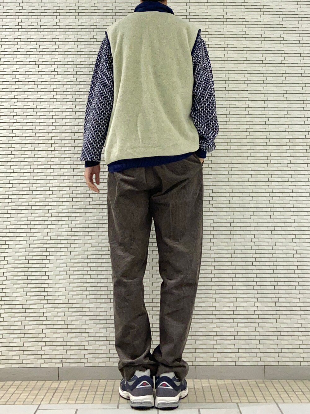 ブルー系のニット/セーター、ブラウン系のその他パンツ、ブルー系のスニーカーを着用したメンズの冬コーディネートの2枚目の写真