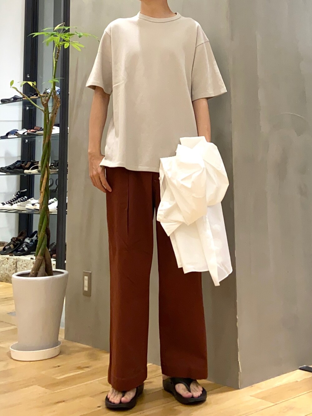 ホワイト系のシャツ/ブラウス、グレー系のTシャツ/カットソー、ブラック系のサンダルを着用したメンズの夏コーディネートの2枚目の写真