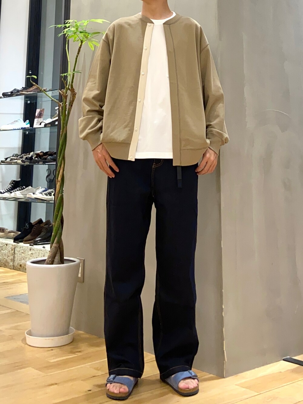 ベージュ系のカーディガン/ボレロ、ホワイト系のTシャツ/カットソー、ブルー系のサンダルを着用したメンズの夏コーディネートの4枚目の写真