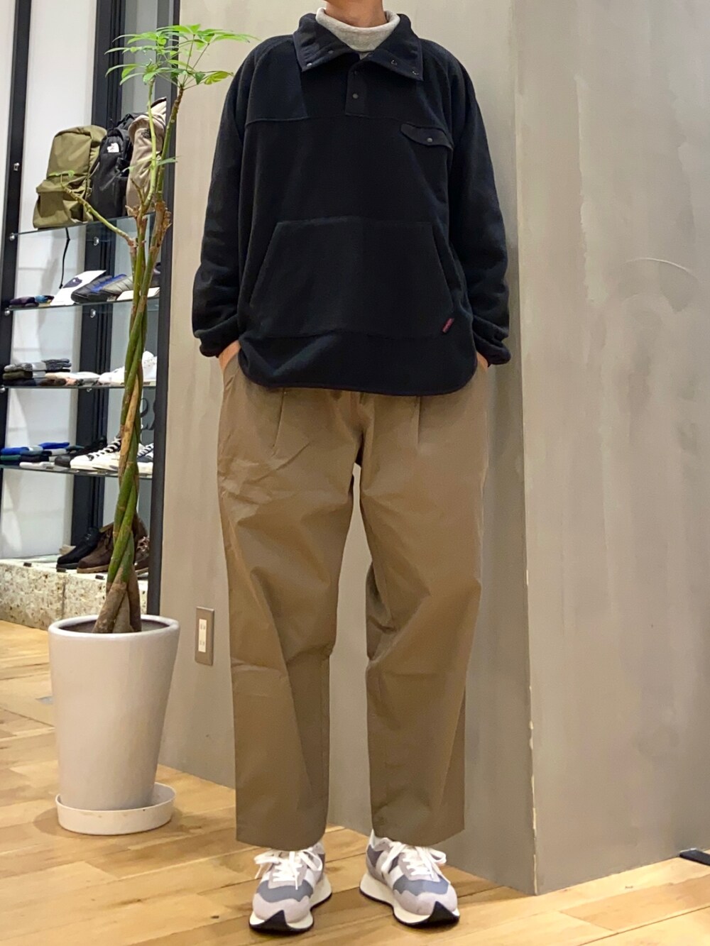 ブラック系のその他トップス、グレー系のスウェット、ベージュ系のその他パンツを着用したメンズの冬コーディネートの2枚目の写真