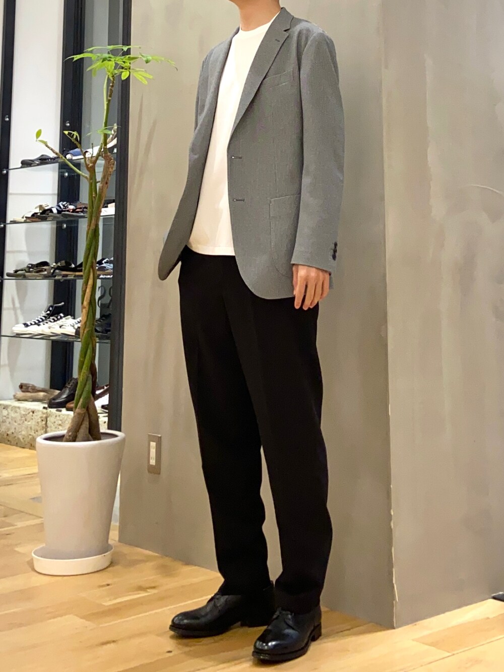 グレー系のスーツジャケット、ホワイト系のTシャツ/カットソー、ブラック系のその他パンツを着用したメンズの夏コーディネートの2枚目の写真