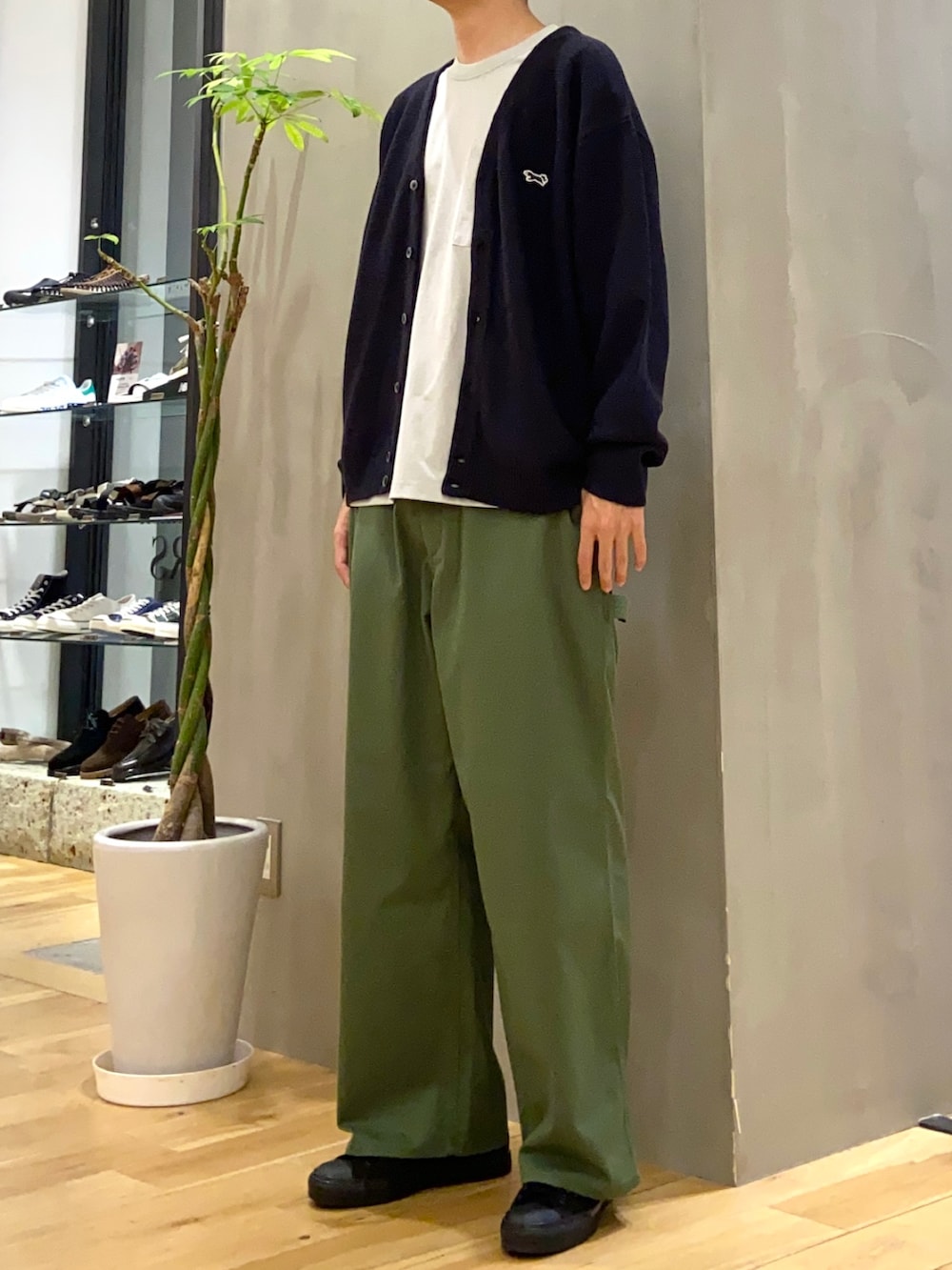 ブルー系のカーディガン/ボレロ、グレー系のTシャツ/カットソー、グリーン系のその他パンツを着用したメンズの夏コーディネートの2枚目の写真