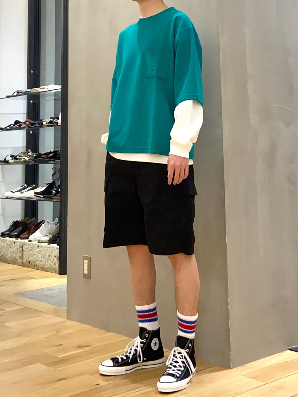 グリーン系のTシャツ/カットソー、ホワイト系のTシャツ/カットソー、ブラック系のその他パンツを着用したメンズの春コーディネートの3枚目の写真