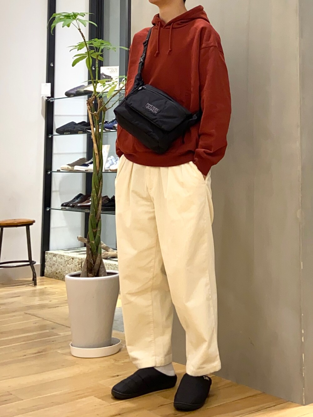 レッド系のパーカー、ホワイト系のその他パンツ、ブラック系のサンダルを着用したメンズの冬コーディネートの2枚目の写真