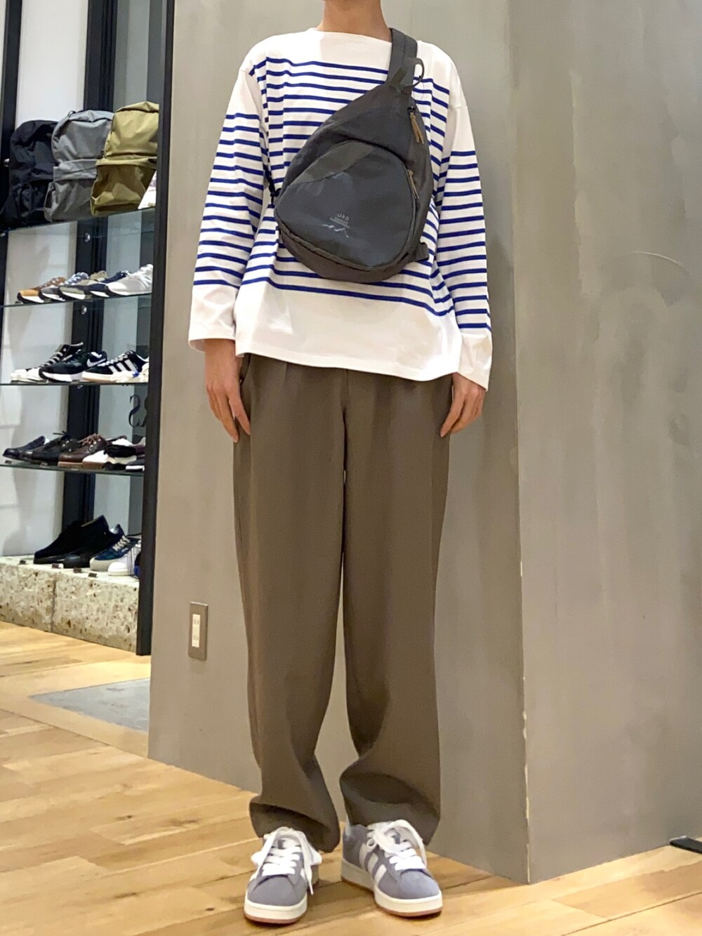 ブルー系のブルゾン、グレー系のショルダーバッグ、ブルー系のTシャツ/カットソーを着用したメンズの春コーディネートの2枚目の写真