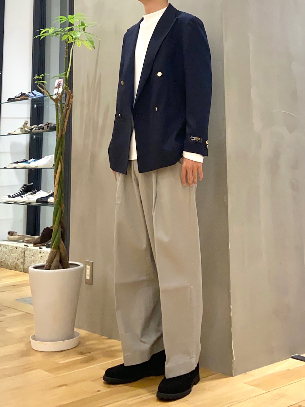 ブルー系のテーラードジャケット、ホワイト系のTシャツ/カットソー、グレー系のその他パンツを着用したメンズの夏コーディネートの2枚目の写真