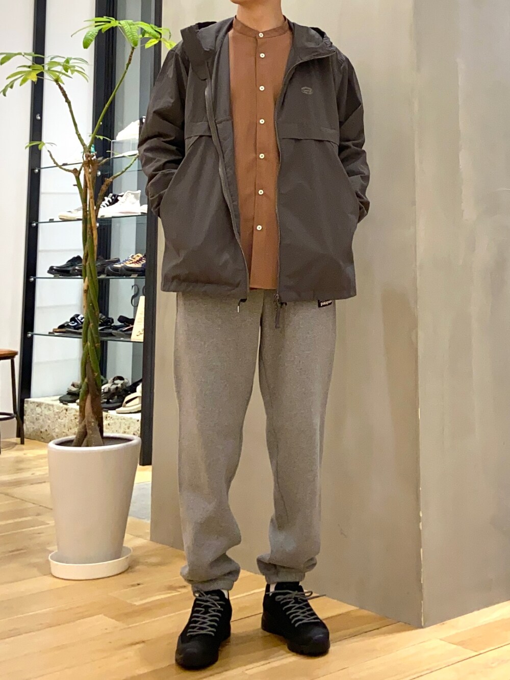 グレー系のマウンテンパーカー、ブラウン系のシャツ/ブラウス、その他のその他を着用したメンズの春コーディネートの3枚目の写真