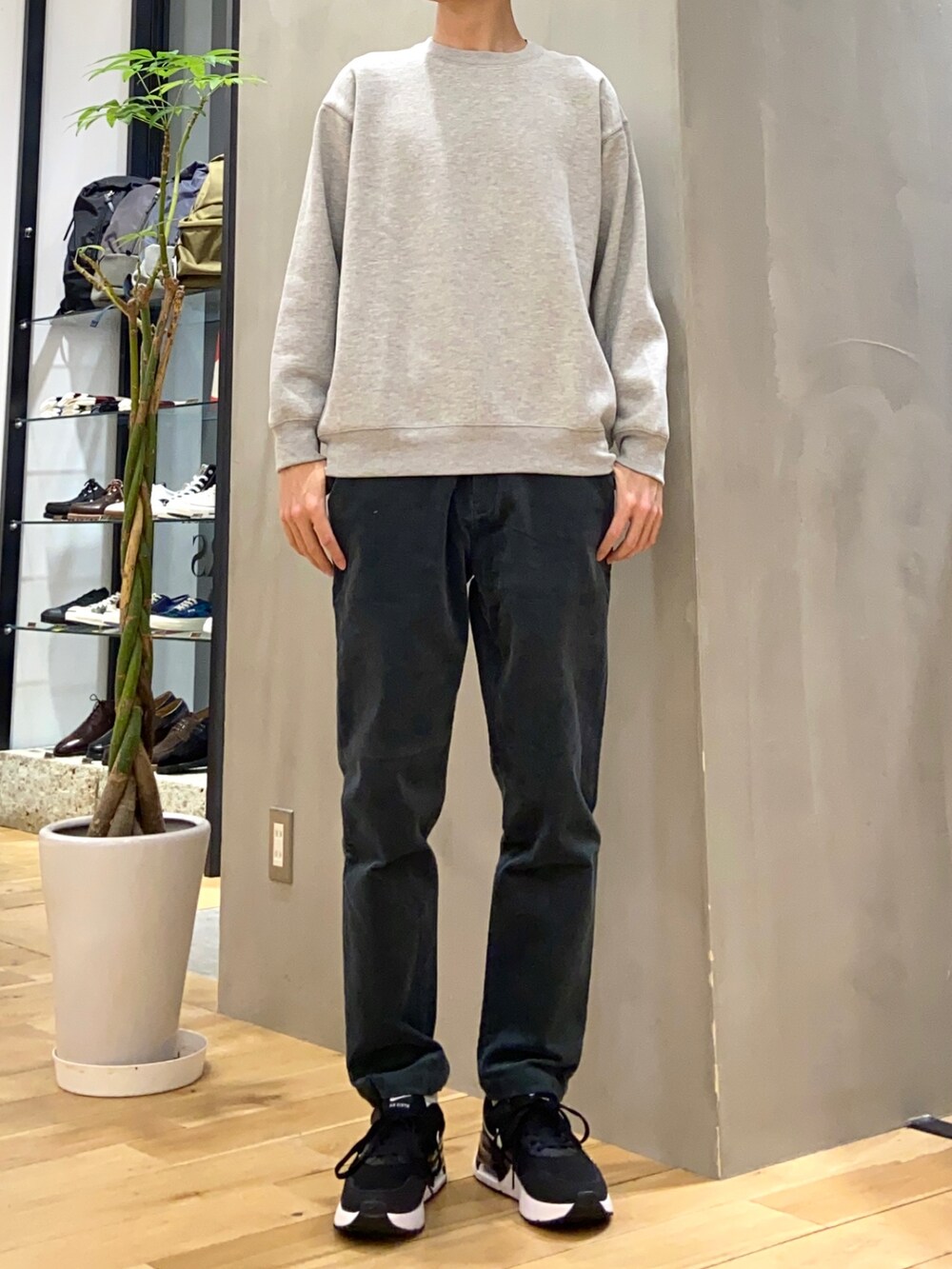 ブルー系のマウンテンパーカー、グレー系のスウェット、グリーン系のその他パンツを着用したメンズの冬コーディネートの2枚目の写真