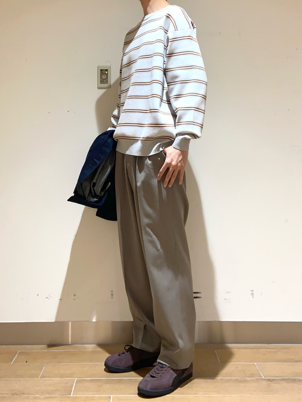 ブルー系のカバーオール、グレー系のニット/セーター、ベージュ系のその他パンツを着用したメンズの春コーディネートの2枚目の写真