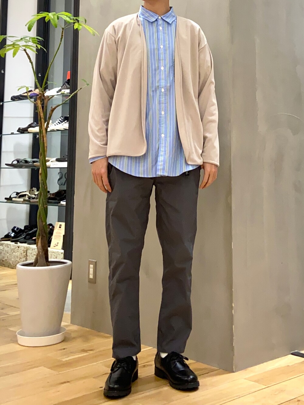 グレー系のカーディガン/ボレロ、ブルー系のシャツ/ブラウス、ブラック系のその他シューズを着用したメンズの春コーディネートの3枚目の写真