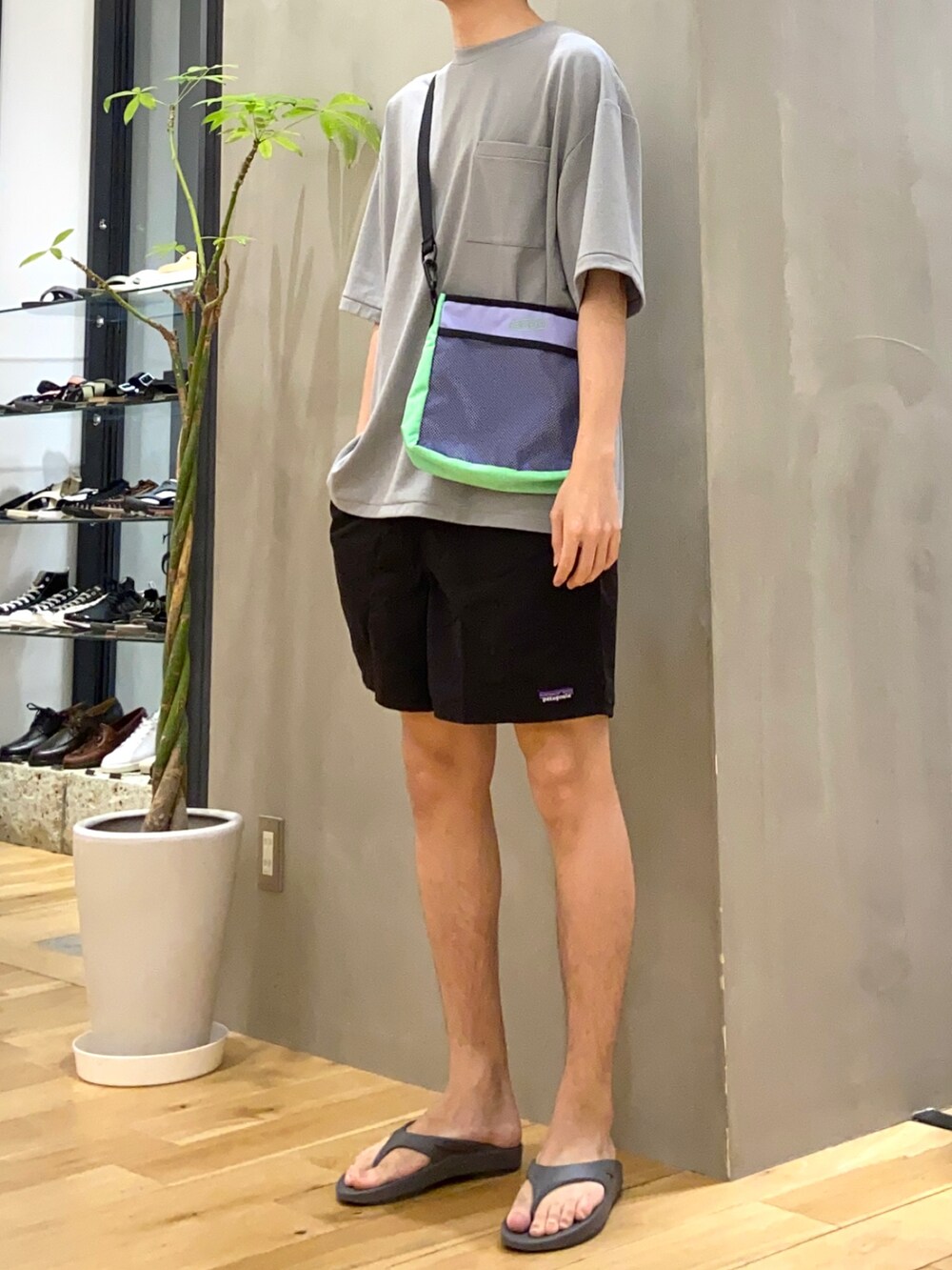 ブルー系のTシャツ/カットソー、グレー系のサンダル、ブルー系のその他を着用したメンズの夏コーディネートの2枚目の写真