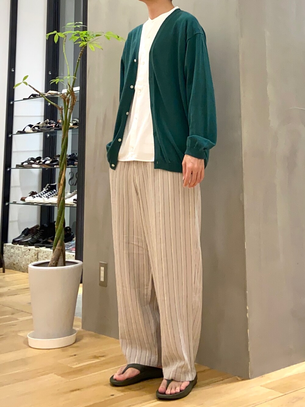 グリーン系のカーディガン/ボレロ、ホワイト系のシャツ/ブラウス、ベージュ系のその他パンツを着用したメンズの夏コーディネートの3枚目の写真