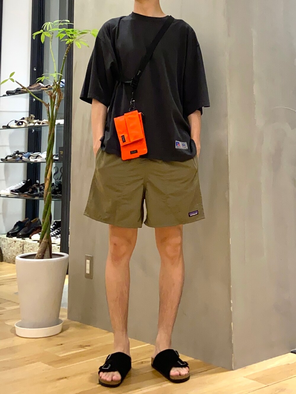 ブラック系のTシャツ/カットソー、オレンジ系のショルダーバッグ、その他のその他を着用したメンズの夏コーディネートの4枚目の写真