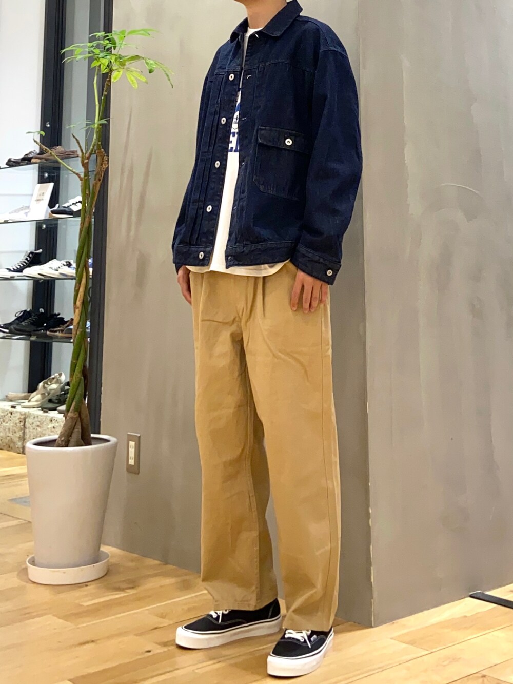 ブルー系のデニムジャケット、ホワイト系のTシャツ/カットソー、ベージュ系のその他パンツを着用したメンズの秋コーディネートの2枚目の写真