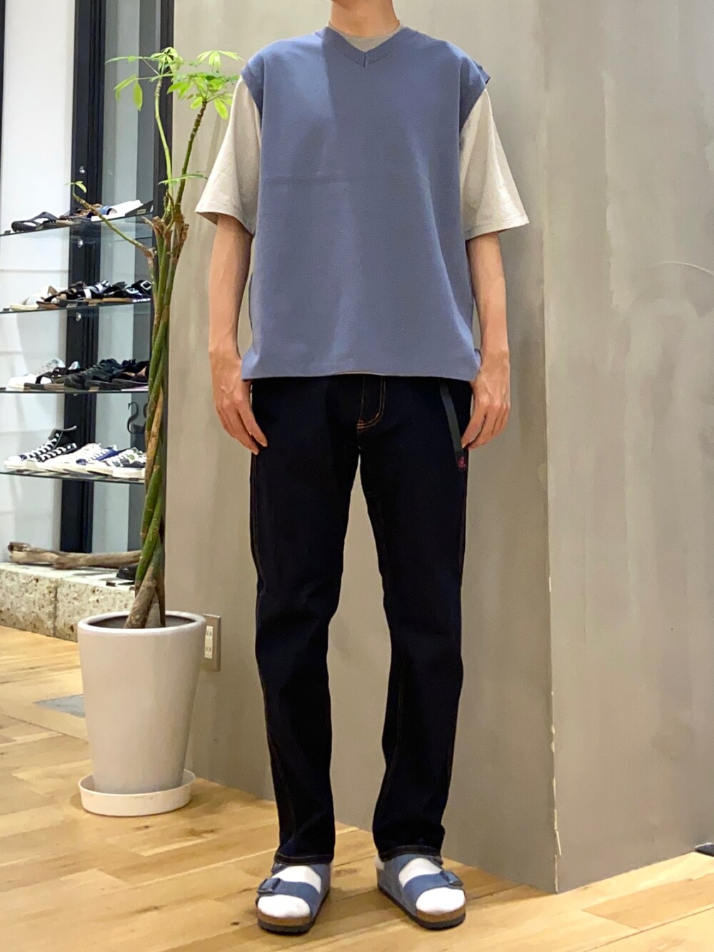 ブルー系のTシャツ/カットソー、グレー系のTシャツ/カットソー、ブルー系のサンダルを着用したメンズの秋コーディネートの4枚目の写真